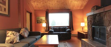 Standard Loft, 2 Bathrooms, Courtyard View | Living room | 32-inch flat-screen TV with cable/satellite channels, TV, fireplace