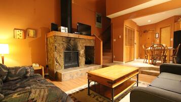 Loft Standard, 2 bagni, vista cortile | Soggiorno | TV a schermo piatto 32 pollici con canali TV via cavo/satellitari, TV