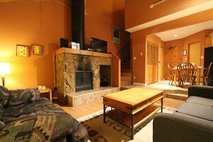 标准复式房, 双浴室, 庭院景观 | 客厅 | 32-英寸纯平电视（配备有线/卫星频道）、电视、壁炉