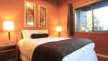 Standard Loft, 2 Bathrooms, Courtyard View | Individually decorated, individually furnished, blackout drapes