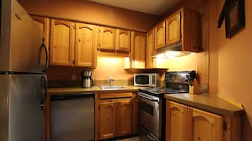 Standard Loft, 2 Bathrooms, Courtyard View | Private kitchen | Full-sized fridge, microwave, oven, stovetop