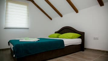 Sistema de insonorización, cuna de viaje, wifi gratis y ropa de cama