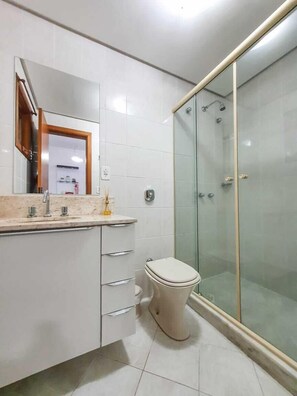 Bruser, hårtørrer, håndklæder, Toiletpapir