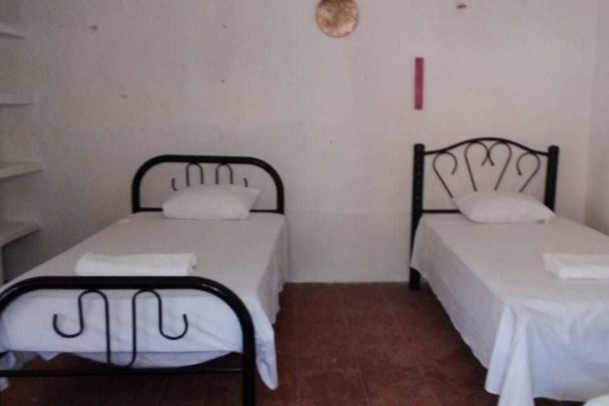Iron/ironing board, bed sheets