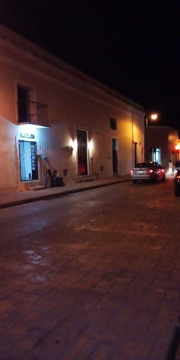 ด้านหน้าที่พัก - ตอนเย็น/กลางคืน