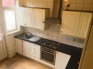 Fridge, microwave, oven, stovetop - North London Cottage (London)