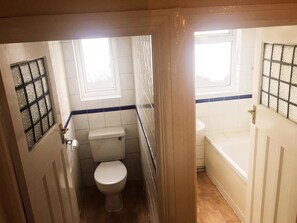 Combined shower/tub, towels - North London Cottage (London)