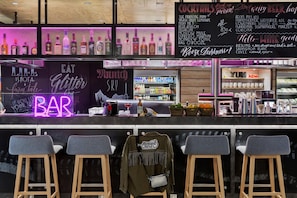 Bar (on property) - Moxy Munich Ostbahnhof (Munich)