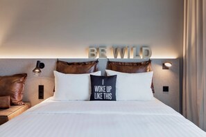 Room, 1 Queen Bed | Blackout drapes, soundproofing, free WiFi, bed sheets - Moxy Munich Ostbahnhof (Munich)