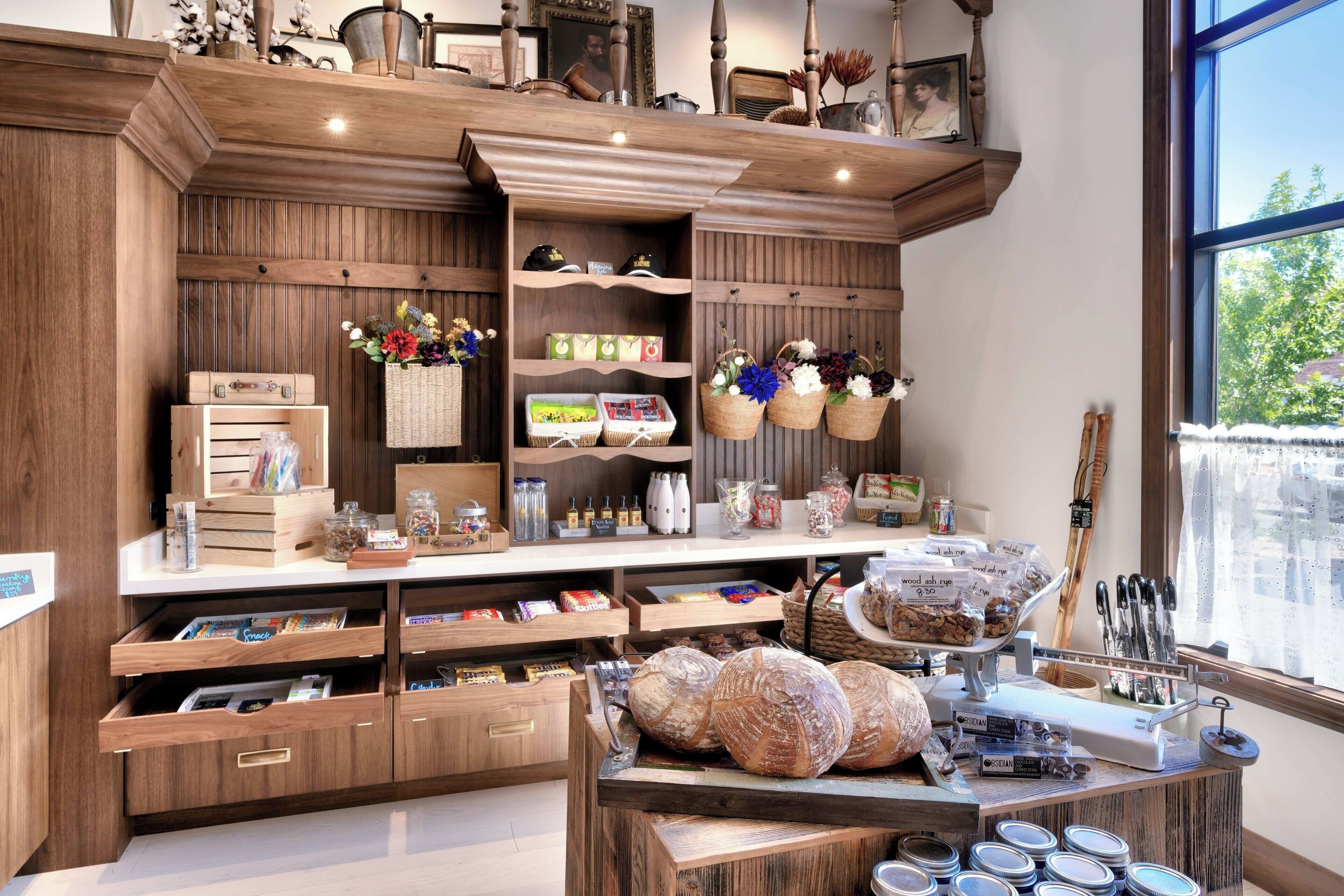 Een bakkerij met houten planken, potten en brood.