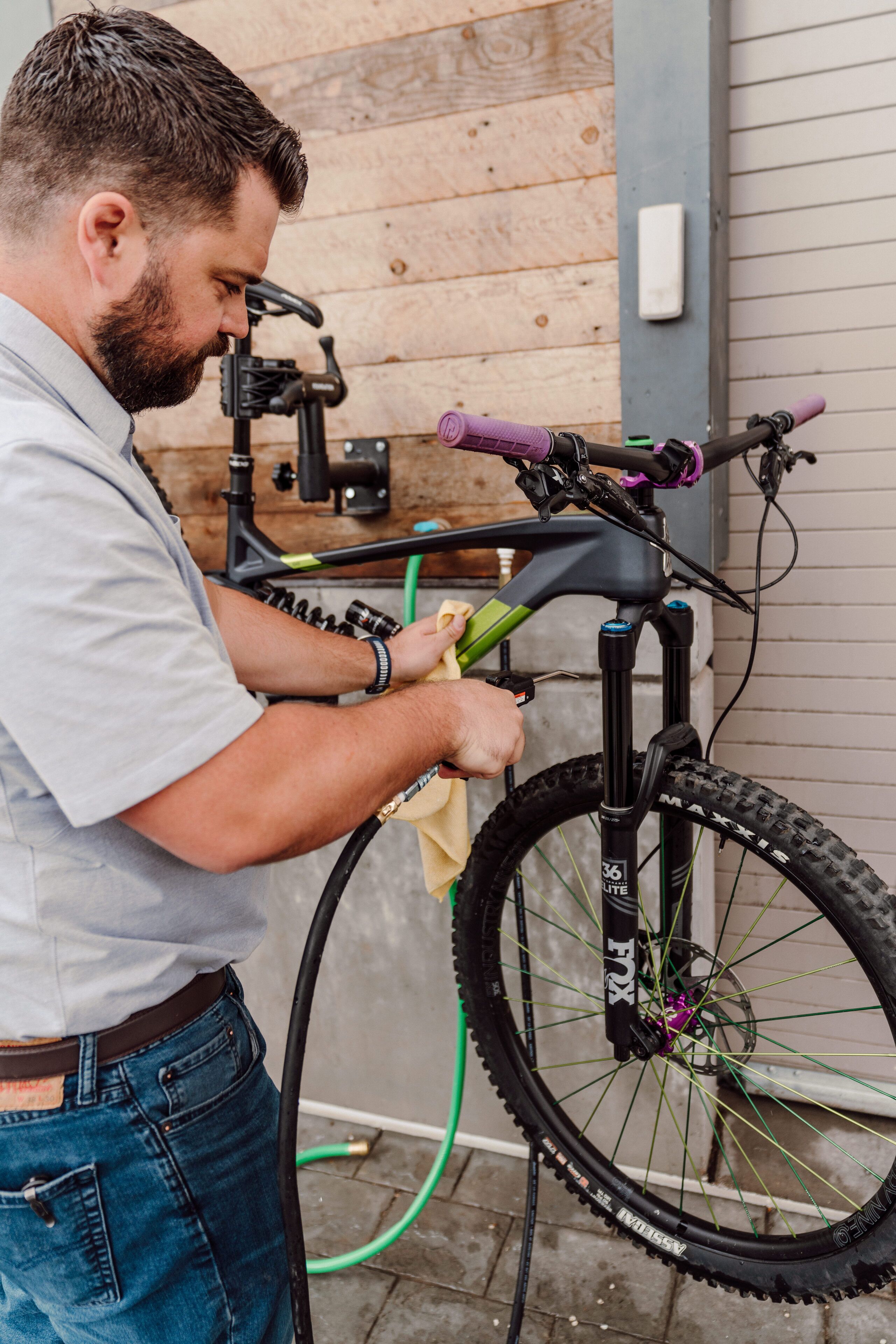 Une personne est en train de nettoyer un vélo.