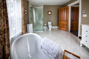 Keillor-Suite-Superior-Ensuite with Bath-Countryside view | Bathroom | Separate tub and shower, deep soaking tub, hydromassage showerhead - Maplehurst Manor B&B (Dorchester)