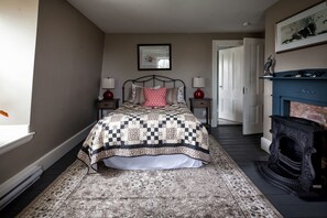 Chambre Standard double | Literie de qualité, couette en duvet, décor unique, ameublement unique