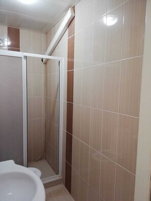 Double Room | Bathroom | Shower, towels