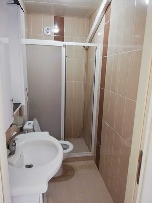 Kamar Double | Kamar mandi | Shower dan handuk