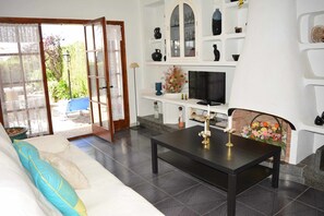 TV de tela plana, lareira