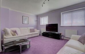 컴포트 타운홈, 침실 5개 | 거실 | TV