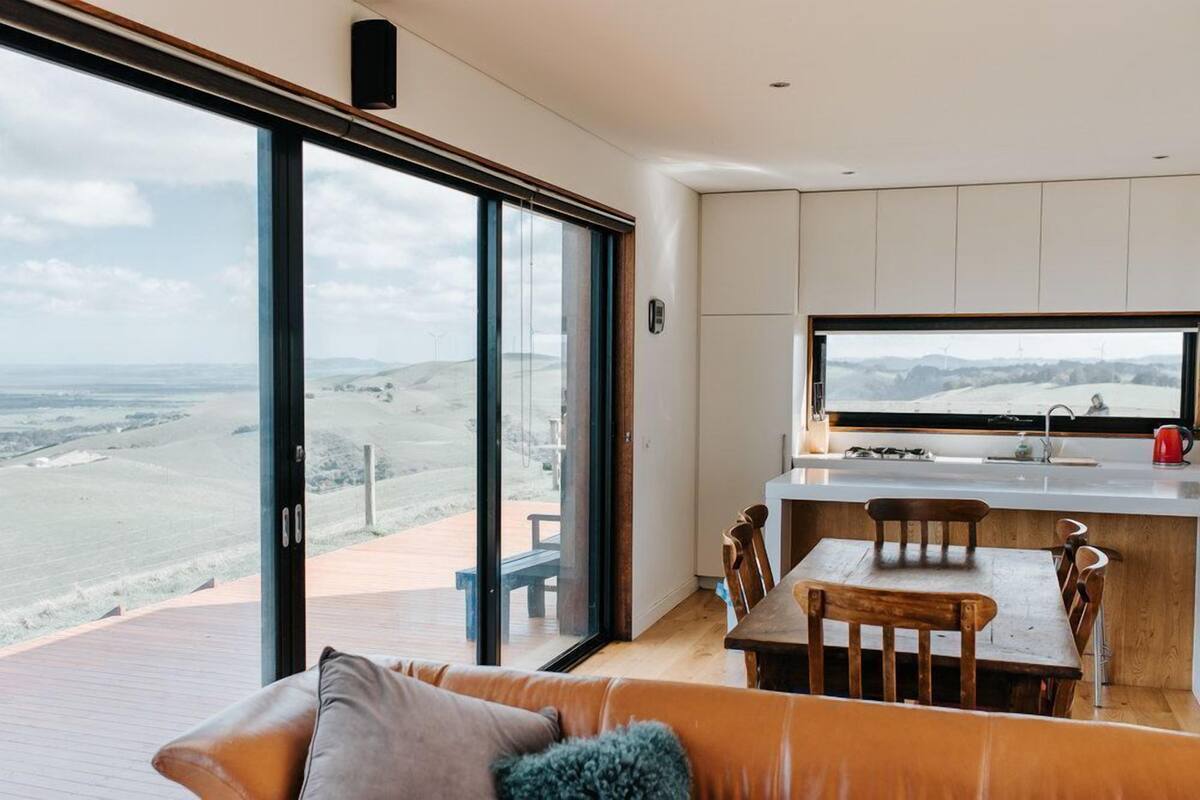 360° | Living area | Flat-screen TV
