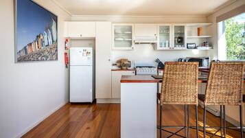 منزل بتجهيزات أساسية | مطبخ خاص | ثلاجة/مجمد بحجم كبير، ميكروويف، فرن، موقد طهي مسطح