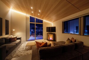 Casa (Eminence) | Zona de estar | Una televisión de pantalla plana, una chimenea, Netflix, suelo radiante