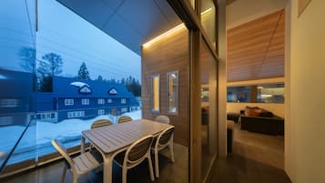 Eminence | Balcony