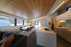 Rumah (Eminence) | Dapur pribadi | Lemari es, microwave, kompor, dan mesin pencuci piring