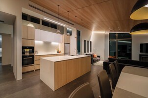 Casa (Eminence) | Cocina privada | Frigorífico, microondas, placa de cocina y lavavajillas