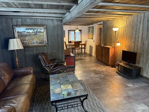 Smart TV - Fully Renovated 2 Bedroom Cottage Next to Camp Luther. (Three Lakes)