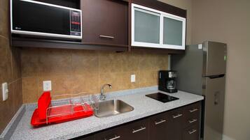 Departamento Deluxe, 2 habitaciones, vista a la ciudad | Cocina privada | Refrigerador con congelador, microondas, horno y parrilla de estufa