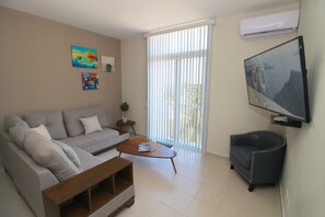 Deluxe Apartment, 2 Bedrooms, City View | Living room