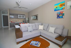 Appartement Deluxe, 2 chambres, vue sur la ville | Salle de séjour | Téléviseur à écran plat