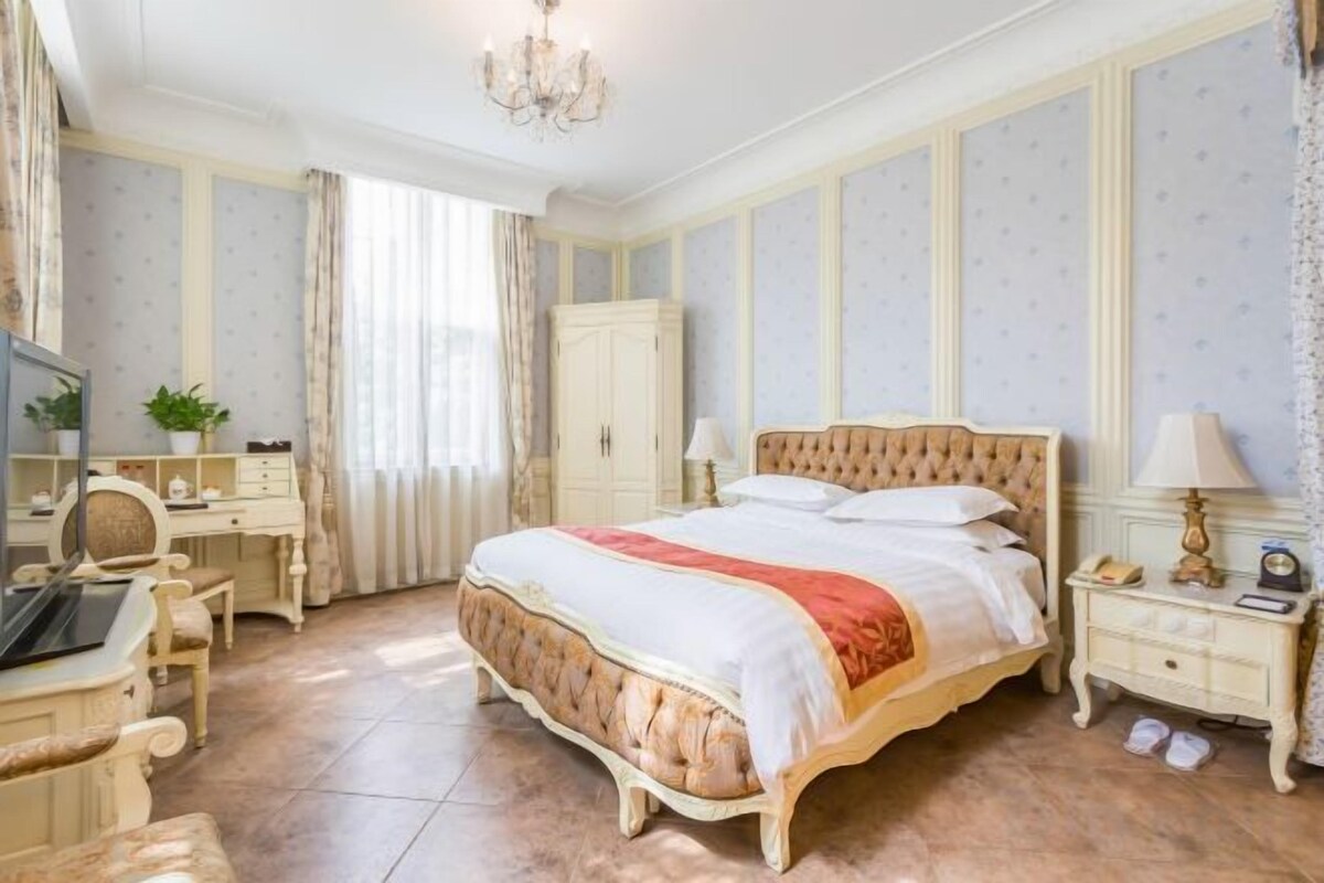 Desk, blackout drapes, WiFi (free), bed sheets