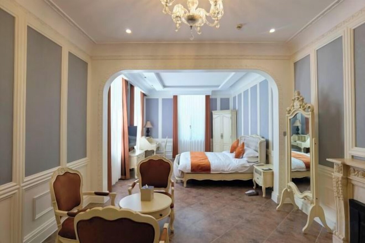 Escrivaninha, cortinas blackout, Wi-Fi de cortesia, roupa de cama