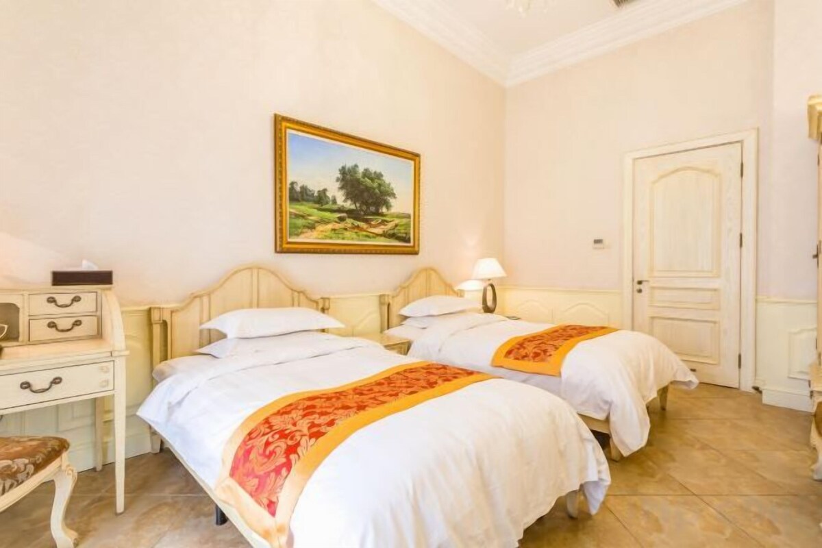 Escrivaninha, cortinas blackout, Wi-Fi de cortesia, roupa de cama