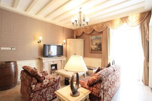 Elite Apartment, 3 Bedrooms | Desk, blackout drapes, free WiFi, bed sheets - Chateau Changyu AFIP Global Beijing (Miyun)