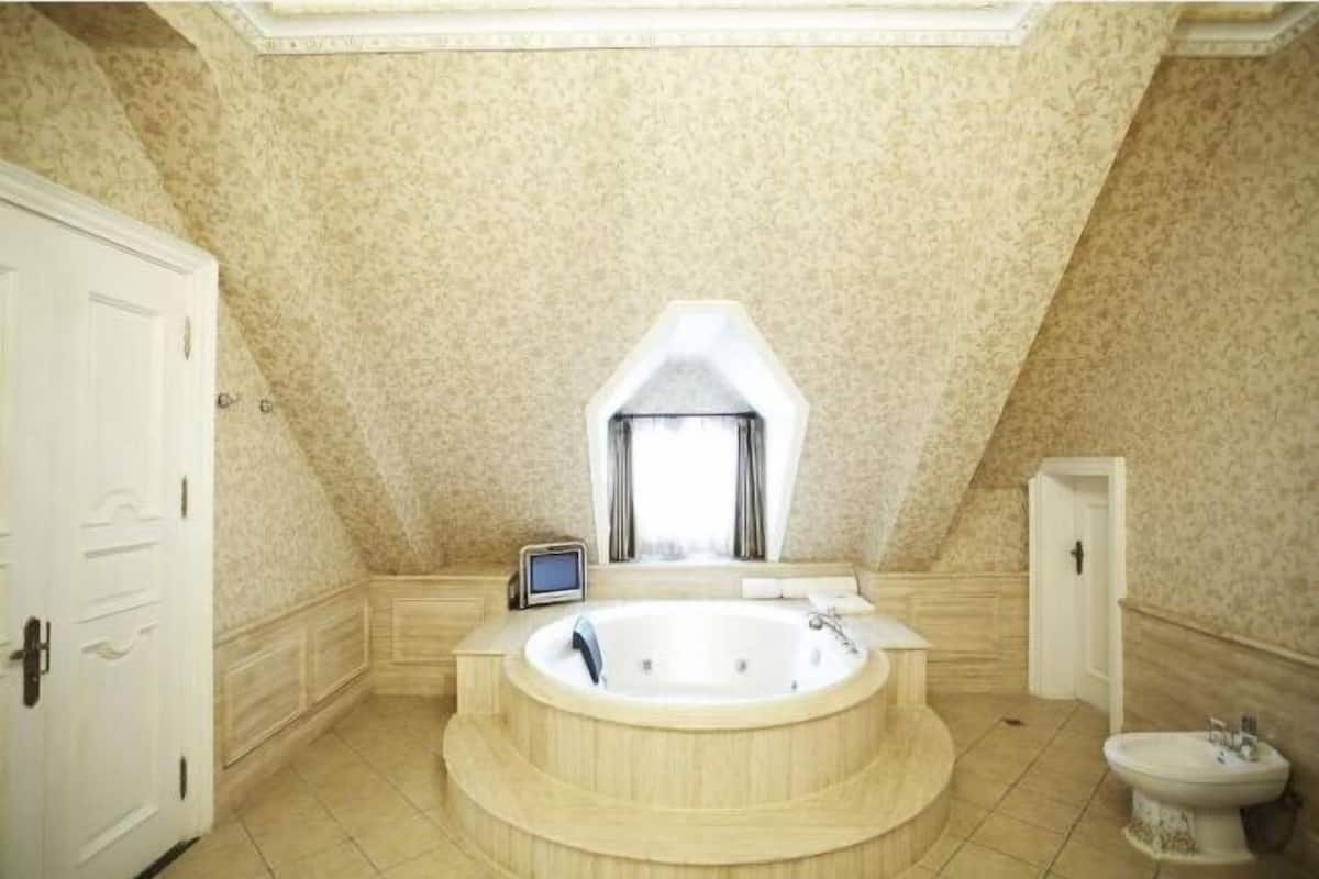 Badezimmer | Kostenlose Toilettenartikel, Haartrockner, Hausschuhe, Handtücher