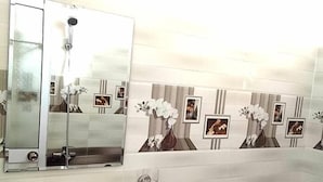 Shower, free toiletries, hair dryer, slippers - Khuong Tho Hotel (Ho Chi Minh City)