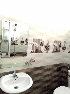 Shower, free toiletries, hair dryer, slippers - Khuong Tho Hotel (Ho Chi Minh City)