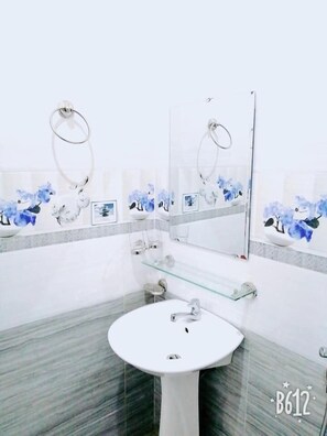 Dusche, kostenlose Toilettenartikel, Haartrockner, Hausschuhe
