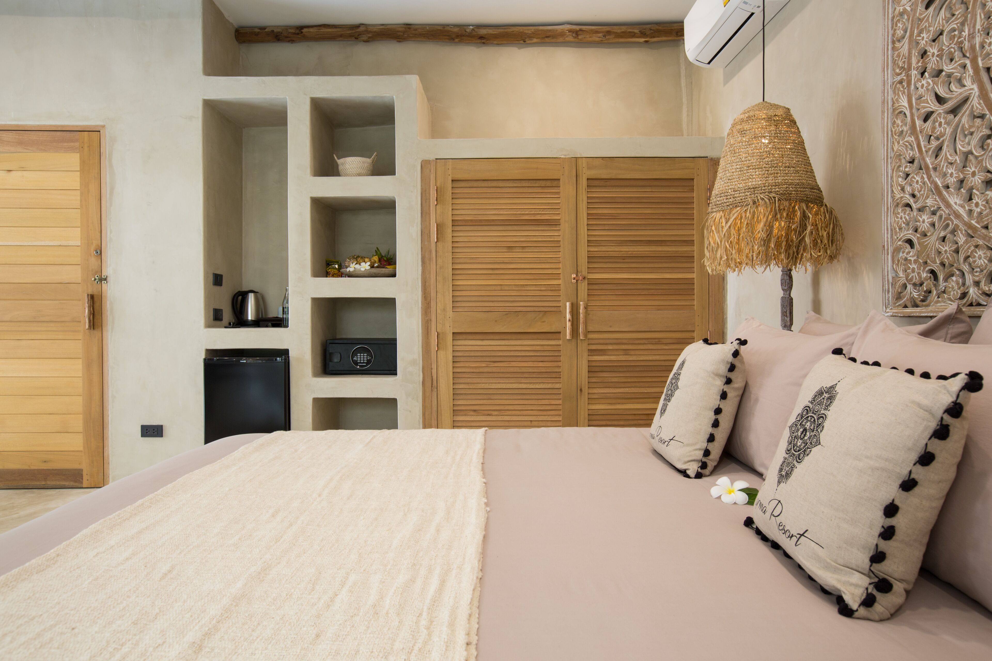 Quarto com cama, guarda-roupa, estante e abajur.