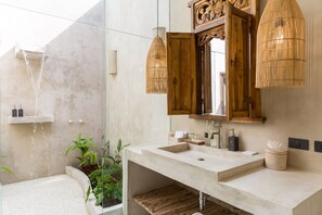 Superior Double Room | Bathroom | Separate tub and shower, free toiletries, hair dryer, slippers