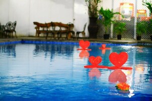 Una piscina al aire libre