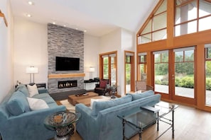 Een televisie, een open haard en een kantoor