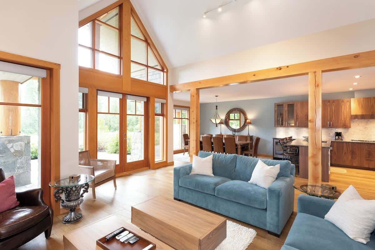 Televisión, chimenea y oficina 