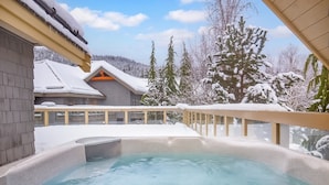 Outdoor spa tub - Family-friendly townhouse w/ hot tub (Whistler)