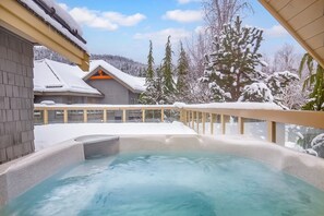 Outdoor spa tub - Family-friendly townhouse w/ hot tub (Whistler)