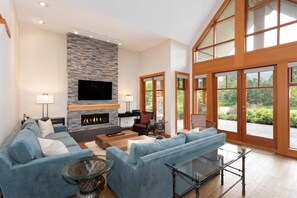 TV, fireplace, offices - Family-friendly townhouse w/ hot tub (Whistler)