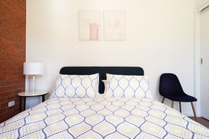 2 habitaciones, tabla de planchar con plancha, cunas y ropa de cama 