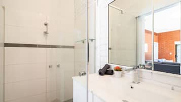 Basic Apartment | Bathroom | Shower, free toiletries, hair dryer, towels