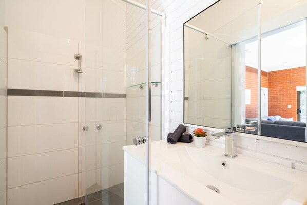 Basic Apartment | Bathroom | Shower, free toiletries, hair dryer, towels